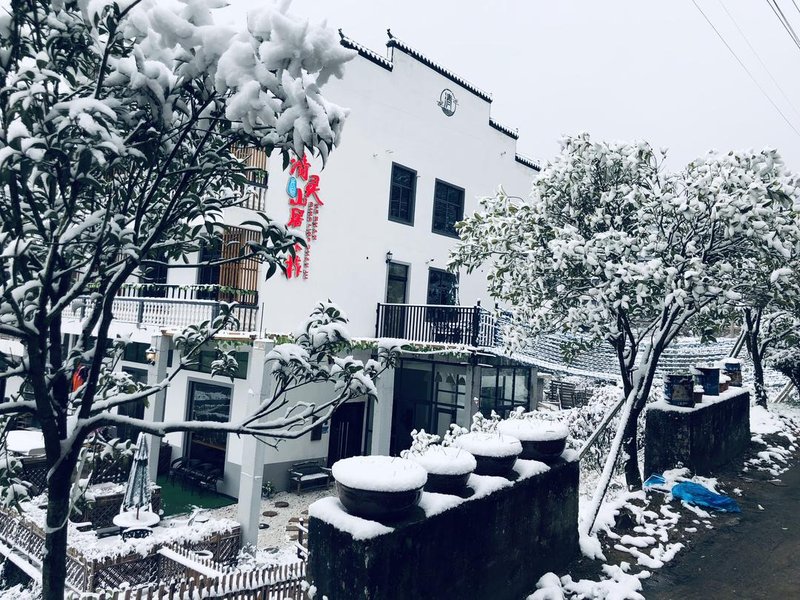 Qingling Shanju Inn Over view