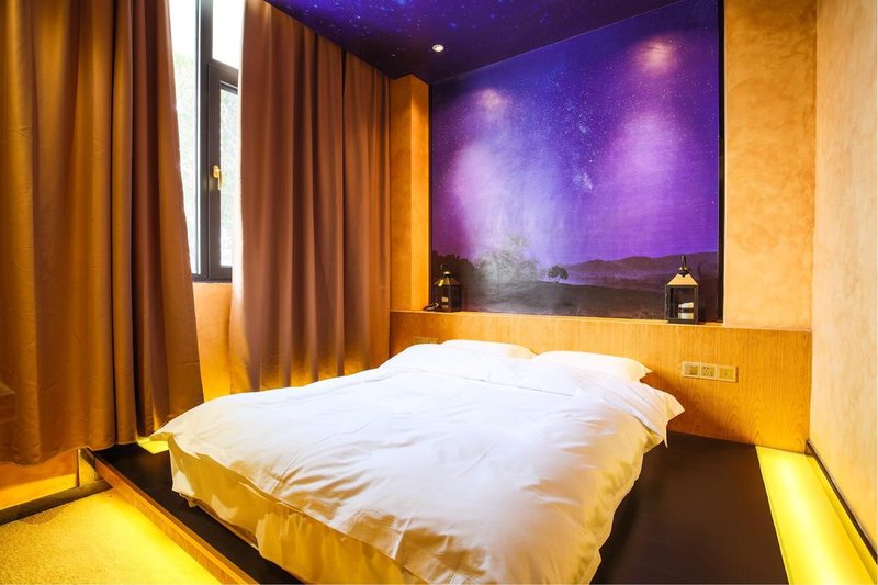 PillowsHotel Guest Room