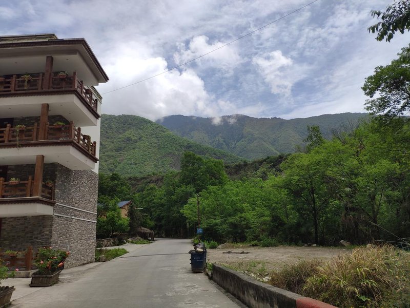 Hailuogou Gongkabu  HotSpring Hotel Over view