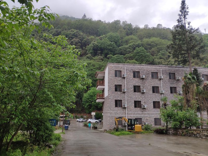 Hailuogou Gongkabu  HotSpring Hotel Over view