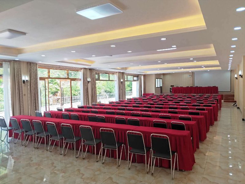 Dong Pu Hotel meeting room