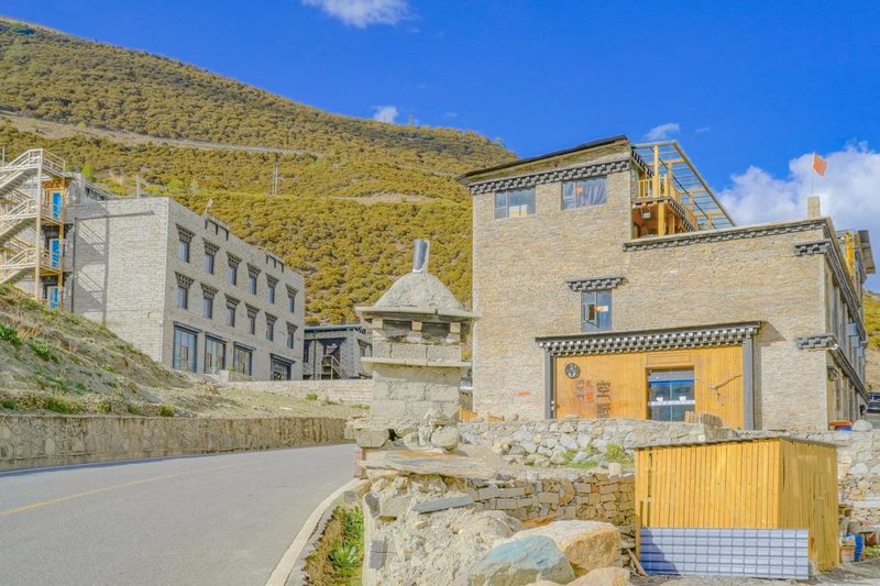 Yading Zhaxi Kongshu Tibetan Culture Theme Hotel Over view