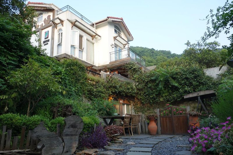 West Lake Yungu Garden Inn Over view