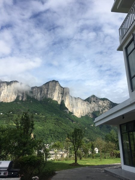 mountain cloud hotel Over view