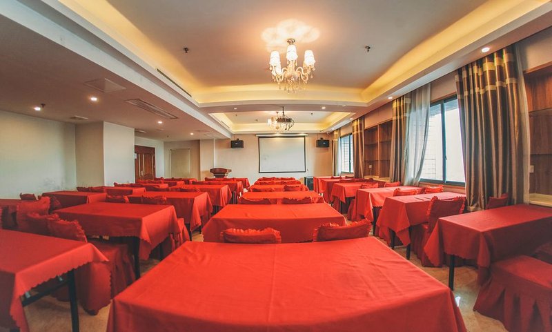 Jomo Theme Hotel meeting room