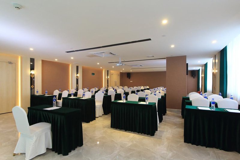 Shanshui Trend Hotel (Huizhou Dayawan Longshan) meeting room