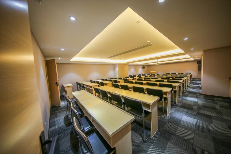 Wuhan Yue Bang Hotel meeting room