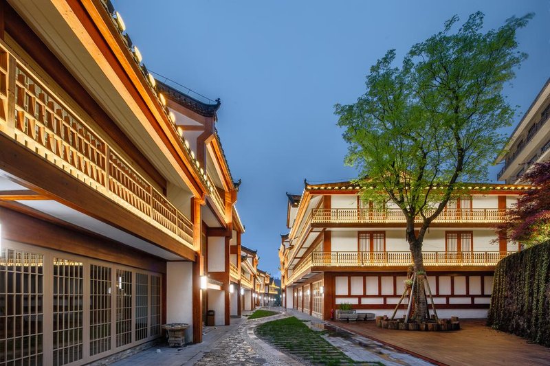 Huajianchi Chunshang Hot Spring Hotel  over view