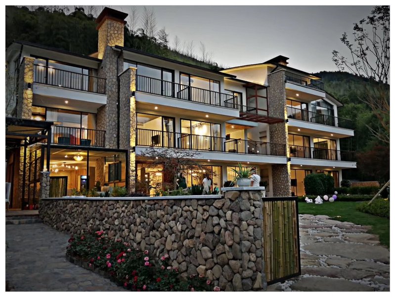 Qinglian Zhuangyuan GuesthouseOver view