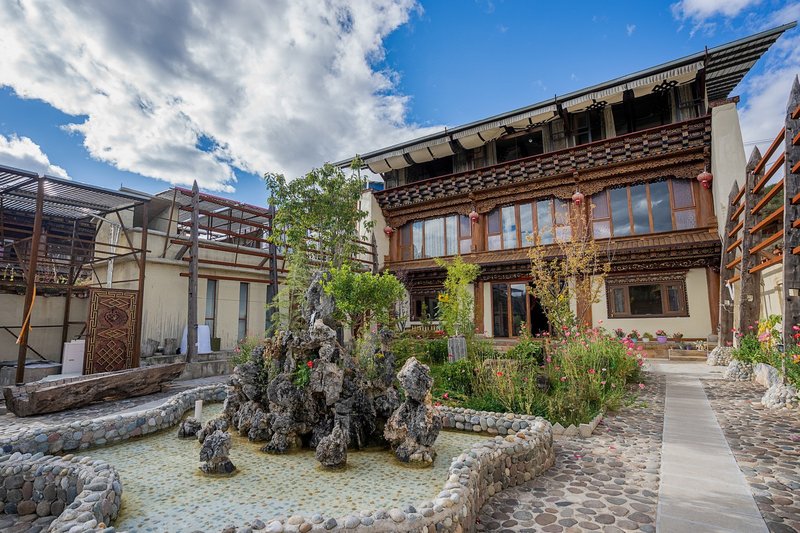 Fanjing Cailianju Tibetan style Hotel Over view