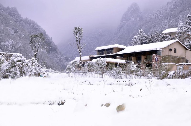 HOMEWARD MOUNTAIN HOTEL Over view