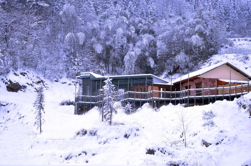 HOMEWARD MOUNTAIN HOTEL Over view