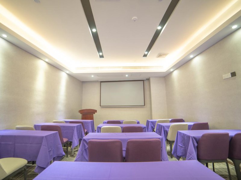 Lavande Hotel (Wuhan Happy Valley Renhe Road Metro Station) meeting room