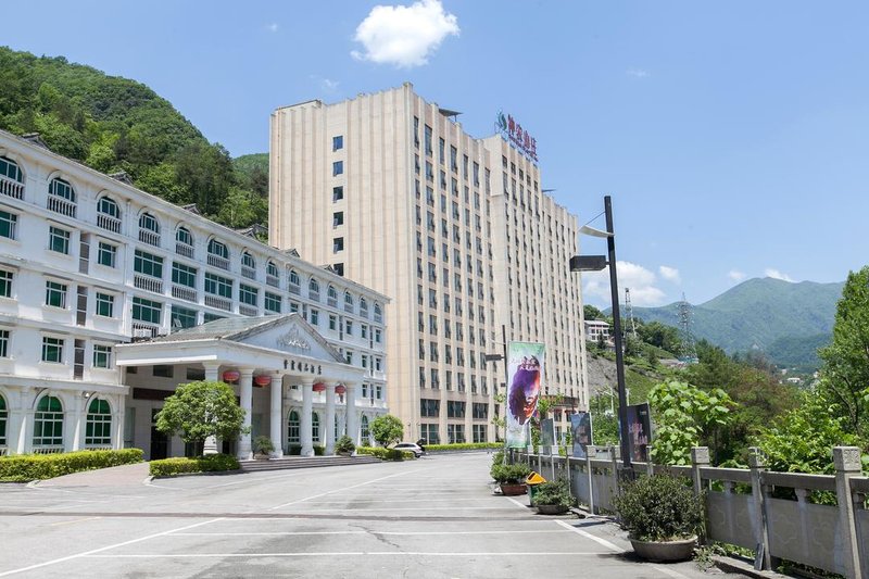 Shennongjia Auspicious Clouds Building Forest HotelOver view