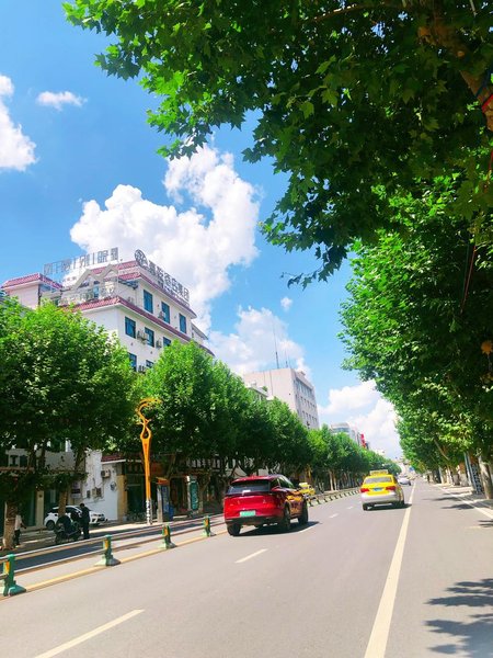 Zhaotong Huiqian Fengxia Hotel Over view