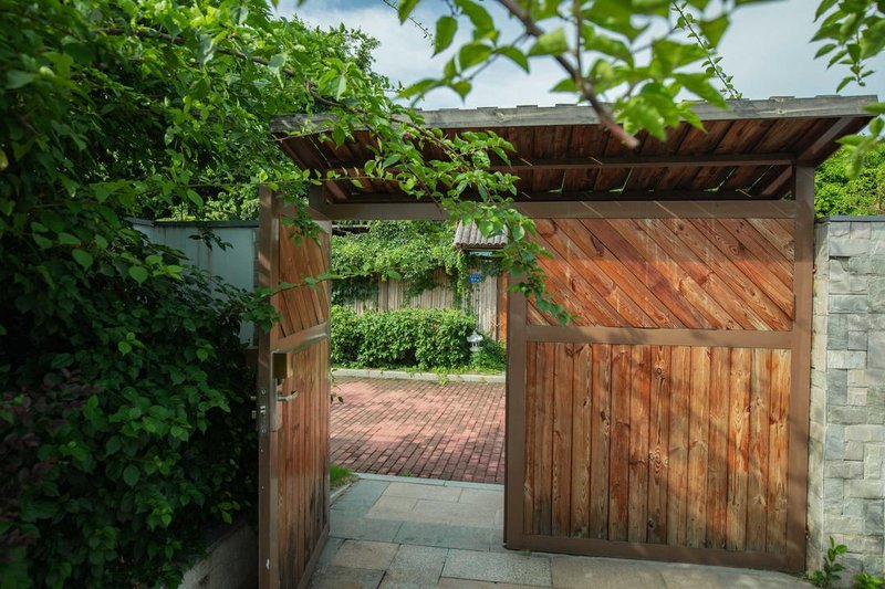 Small courtyard building at the beginning of the bank Over view