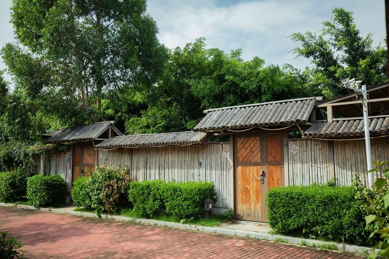 Small courtyard building at the beginning of the bank Over view