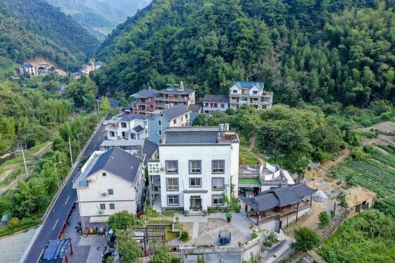 Thousand Island Lake ManjuOver view