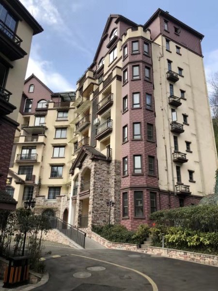 Merlin Hot Spring Inn Over view