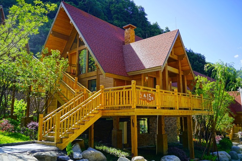 Xuerong Flower Field Chalet Hotel Over view