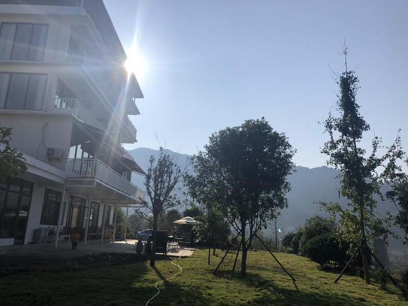 mountain cloud hotel Over view