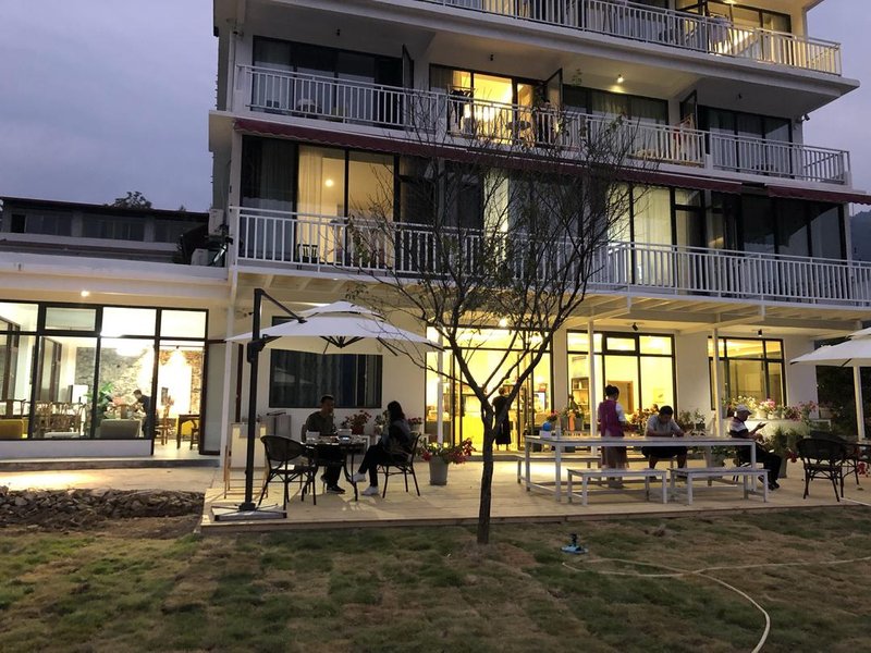 mountain cloud hotel Over view