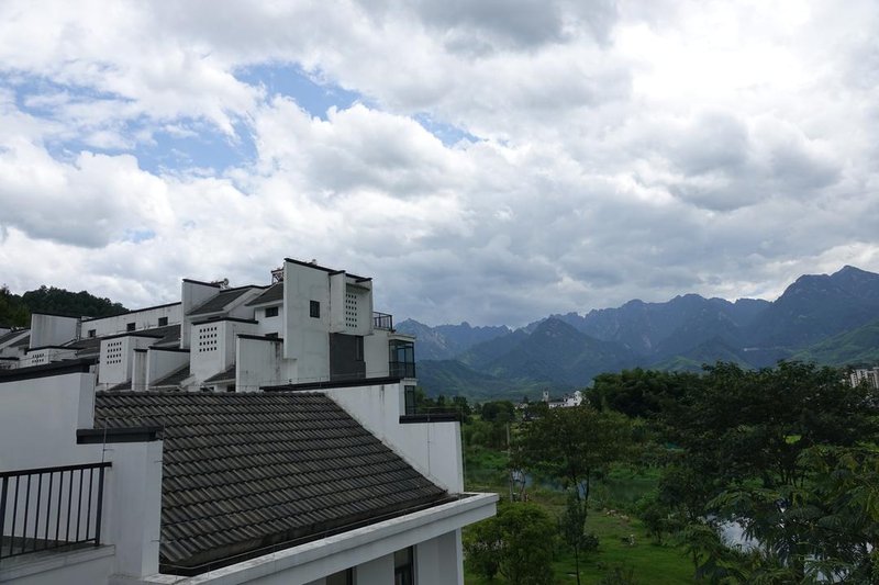 Puxi Riverside Mountain Villa Over view