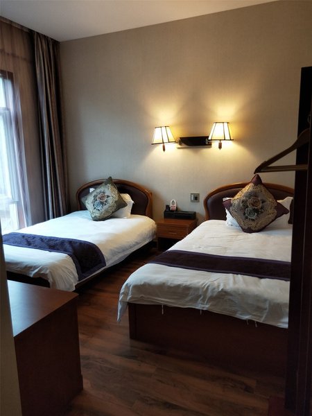 Rose Garden Family InnGuest Room