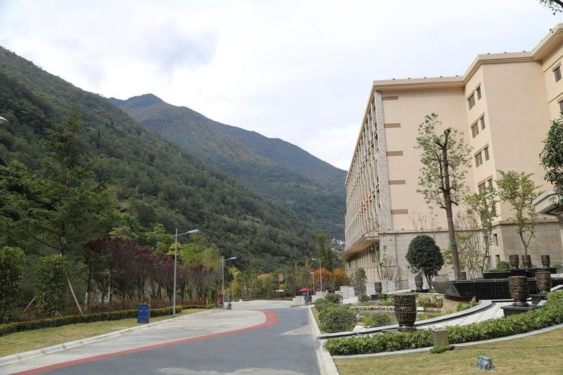 Hailuogou Gongga Shentang Hot Spring Hotel Over view