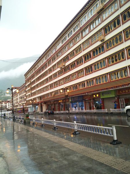 Taining Business Hotel (Kangding Love Song Plaza Bus Station) over view