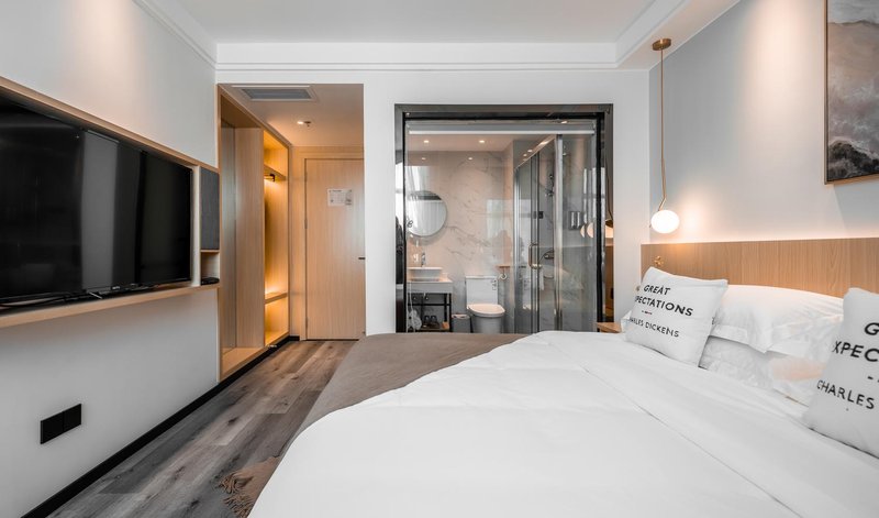 Evening Art Hotel Guest Room