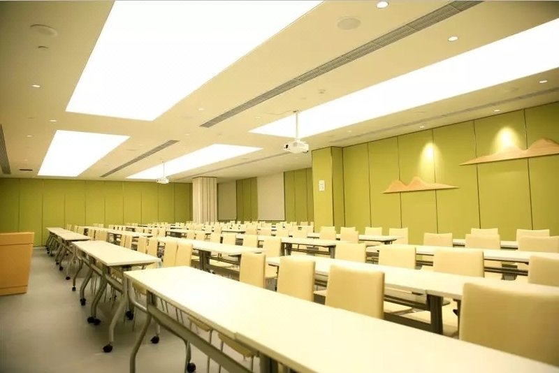 Lianyungang Cangwu Atour Hotel meeting room