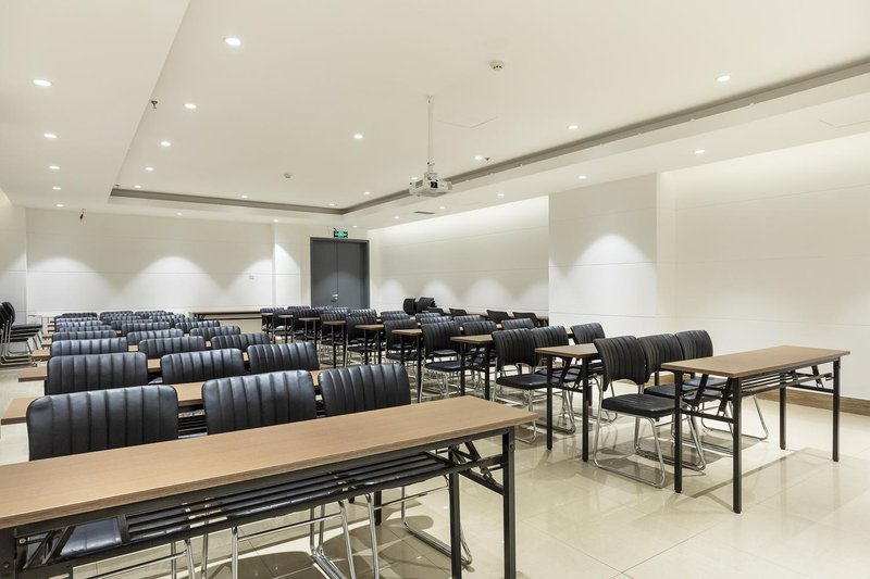 Magnolia Hotel (Xingcheng Central Plaza Wenquan Street store) meeting room
