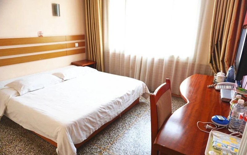 Traders Hotel in Yongsheng Guest Room