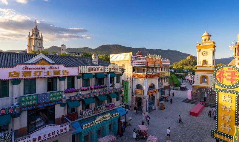 Lunar Hotel周边景点