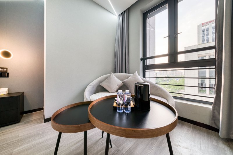 Xingcheng Z Designer Art Hotel (Hangzhou East Railway Station Flagship Store)Guest Room