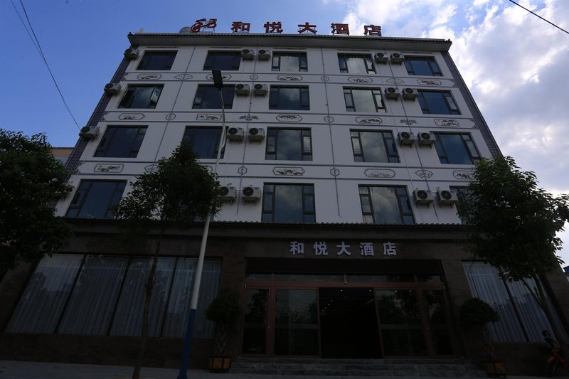 Yunxian Heyue Hotel Over view
