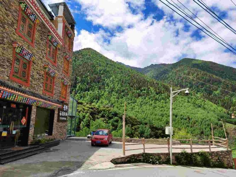 Mount Siguniang Wuye Tea Language Panda Inn Over view