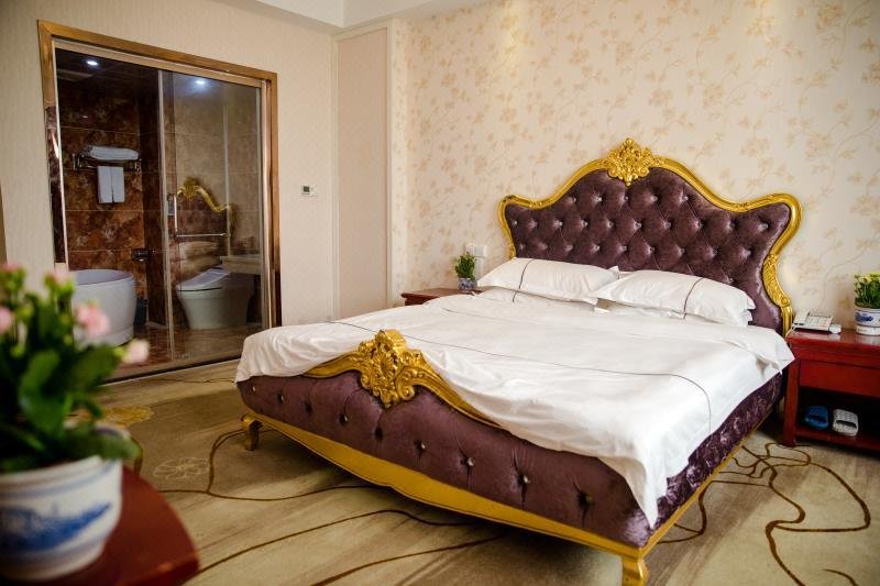 Qilu Hotel Guest Room