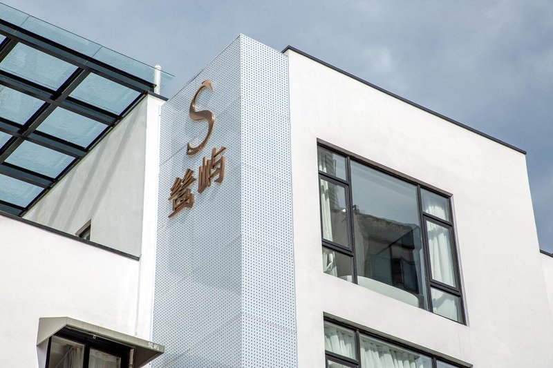 Island Hotel Over view