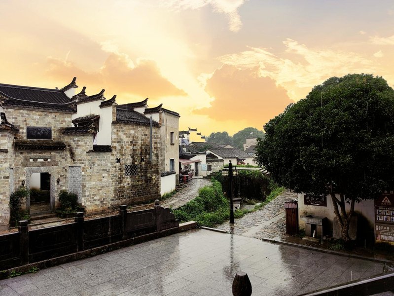 Deruntang   HostelOver view