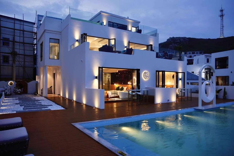 Huayu Jingzhong Qiyu Light Luxury Hotel Over view