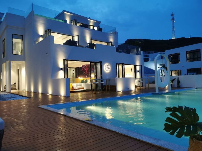 Huayu Jingzhong Qiyu Light Luxury Hotel Over view