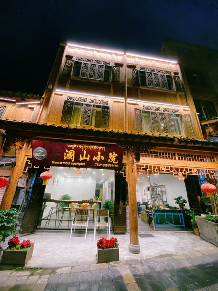 Meet a  Moxi yard of the Conch Gully of Sichuan Over view