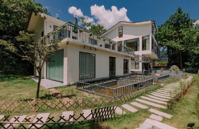 Shangu Huajian Jianghe Qiji Hotel (Zhangjiajie National Forest Park) Over view