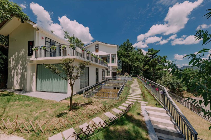 Shangu Huajian Jianghe Qiji Hotel (Zhangjiajie National Forest Park) Over view