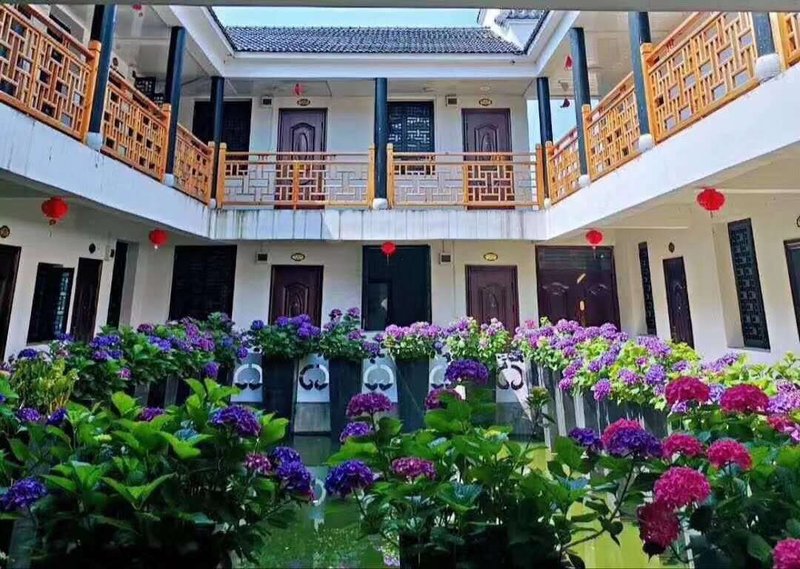 Dianxiyuan Gufa Hongtang Town HostelOver view