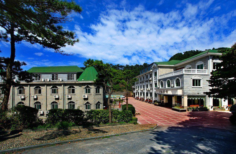 Luchi Hotel Over view