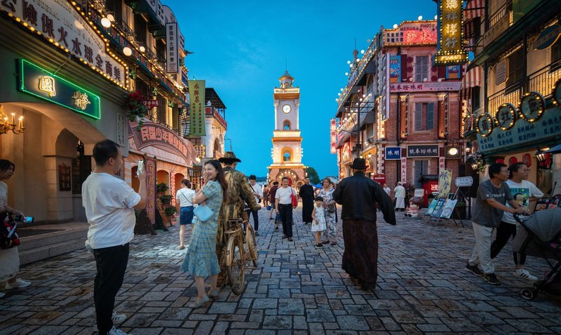 Lunar Hotel周边景点