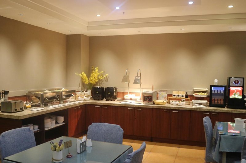 Home Inn (Wanhan Lingjiaohu Metro Station Wanda Plaza) Restaurant